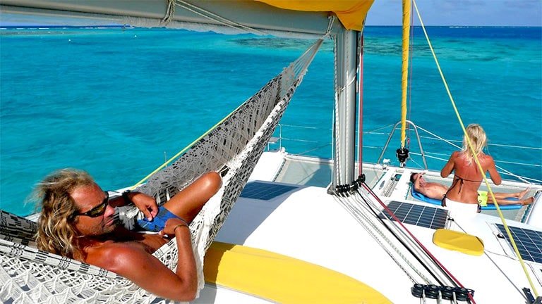 Entspannen Sie sich und genießen Sie die Sonne auf einer Luxus-Katamaran-Yacht