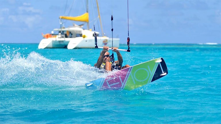 Kitesurfing Karibia di air sebening kristal