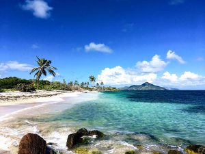 Kitesurfing paradisön Nevis ändlösa strand kristallklart vatten
